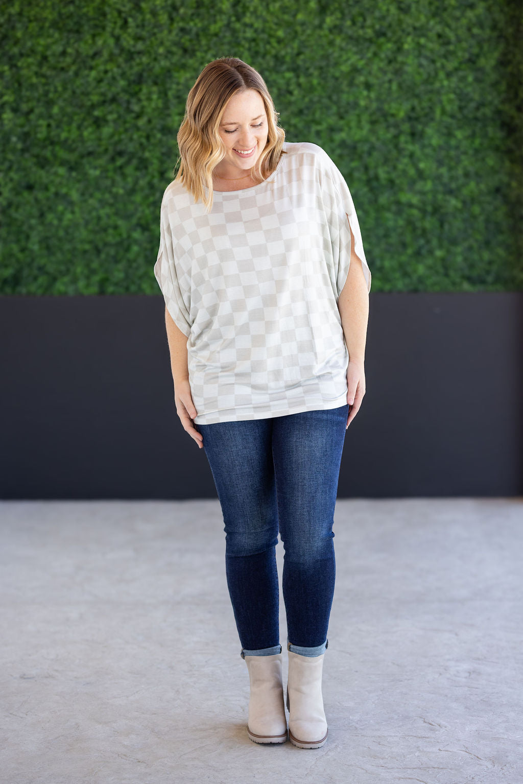PREBOOK Darcy Dolman - Neutral Checkers