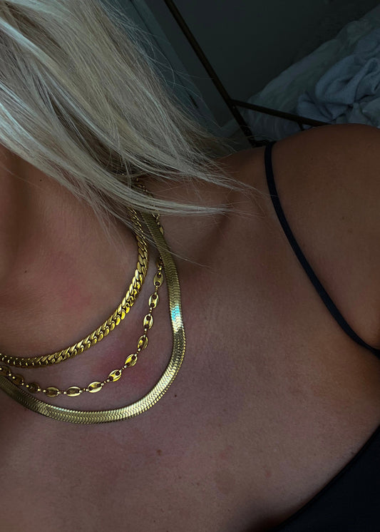 THIN SHINY GOLD NECKLACE (TOP NECKLACE)